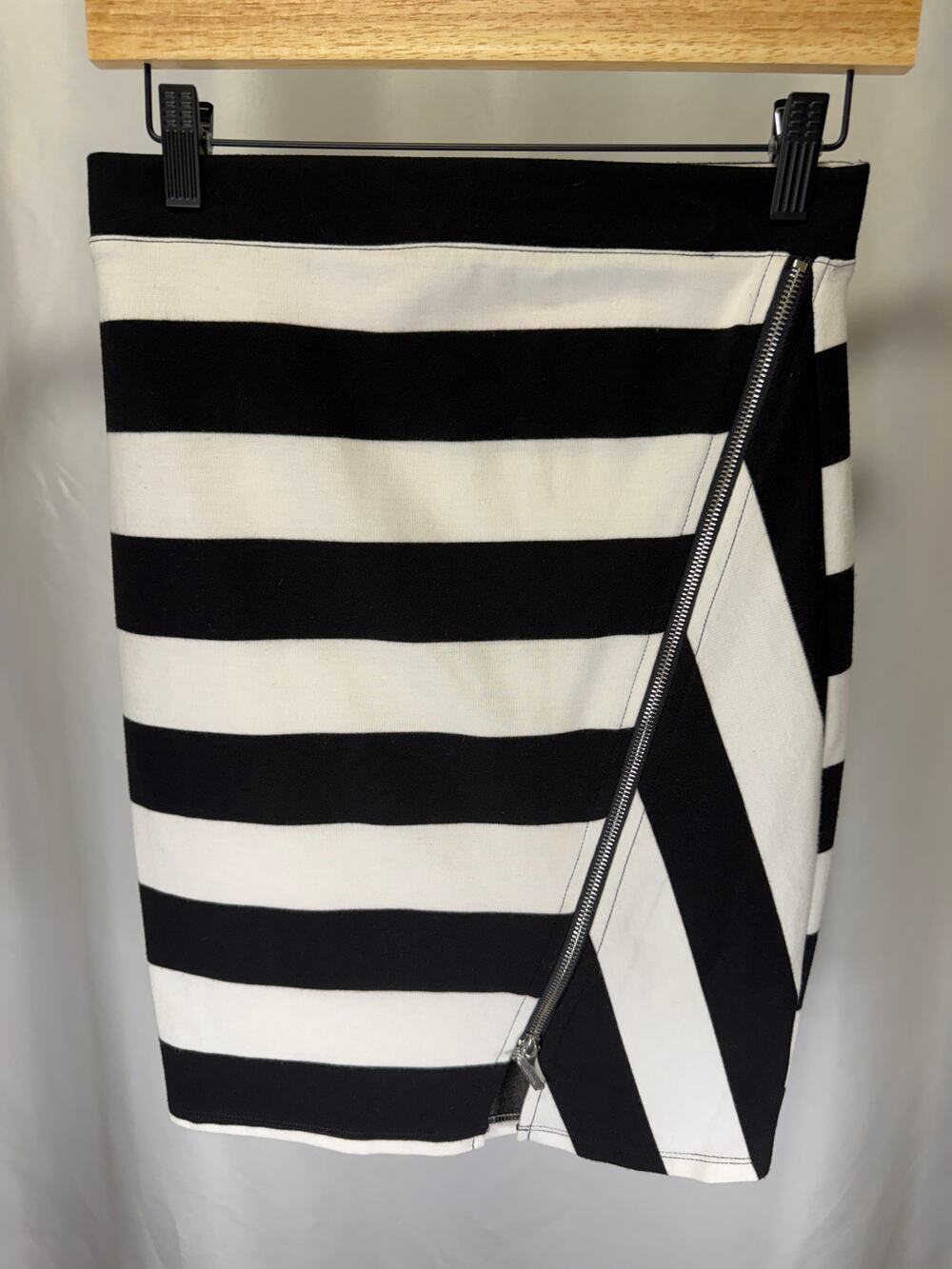 GUESS Black White Striped Pencil Skirt Small Side Zip Stretch Knit